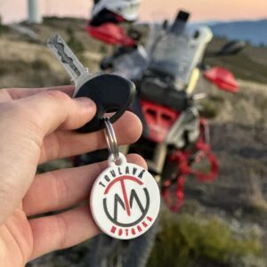 ukázka měkkého přívěsku na klíče s vlastním motivem. Vyrobeno 3D tiskem. Logo www.toulavamotorka.cz